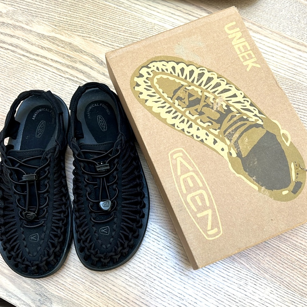 NWB Keen Uneek Sneaker Sandal Black 8 38.5
